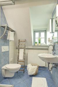 La salle de bains est pourvue de toilettes et d'un lavabo. dans l'établissement Mühlhäuser Hof- Stadtmauer- Rabe, à Mühlhausen