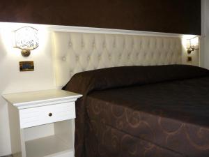 En eller flere senger på et rom på Hotel Madonna Delle Grazie