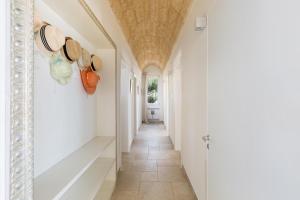 corridoio con pareti bianche e soffitto di Villa Tamerici by BarbarHouse a Torre Vado