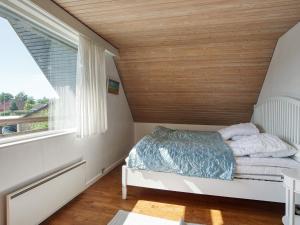 - une petite chambre avec un lit et une fenêtre dans l'établissement Holiday home Nakskov XIV, à Nakskov