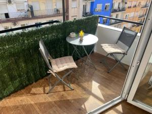 a patio with a table and chairs on a balcony at CasaAlicante Private Apartment Condo for up to 5 people Zentrale Wohnung AC Bedroom Klimaanlage in Alicante