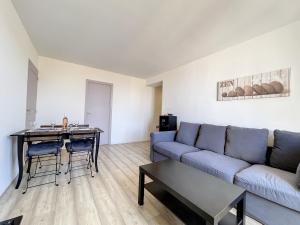 uma sala de estar com um sofá e uma mesa em MAR3 - Centre ville Cannes, 2 pièces em Cannes