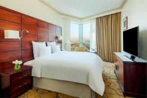 麥加的住宿－麥加哈加塔瑞享酒店，酒店客房设有一张大床和一台电视。