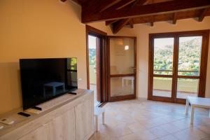 A television and/or entertainment centre at Cann'e Sisa Luxury Villa Perla Marina B