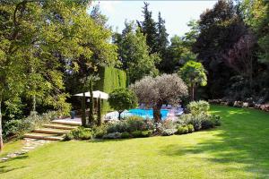 Bazén v ubytovaní Le Moulin de Boursac alebo v jeho blízkosti