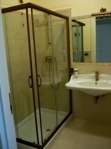 La salle de bains est pourvue d'une douche et d'un lavabo. dans l'établissement Hotel Madonna Delle Grazie, à Ceglie Messapica