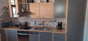 eine Küche mit einer Spüle und einer Arbeitsplatte in der Unterkunft Haus Untersberg in Bad Reichenhall