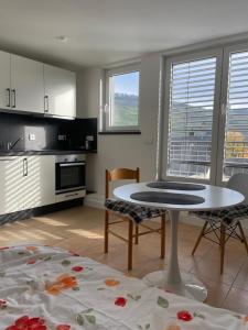 eine Küche und ein Esszimmer mit einem Tisch und Stühlen in der Unterkunft Wein & Gästehaus Porten-Becker in Köwerich