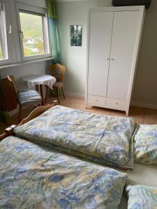 Postel nebo postele na pokoji v ubytování Wein & Gästehaus Porten-Becker