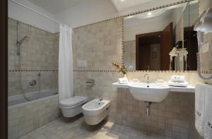 A bathroom at Hotel Bisanzio