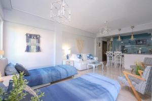 Posteľ alebo postele v izbe v ubytovaní Beach luxe in Glyfada, Athens riviera by GHH