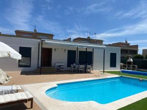 a swimming pool in front of a house at Casa hugo olite in Olite