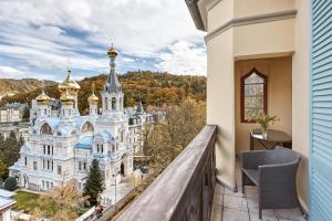 een balkon met uitzicht op een gebouw bij Spa Hotel Villa Ritter in Karlsbad