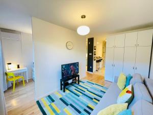 A television and/or entertainment centre at Peony Holló Apartment - Free Garage under the house