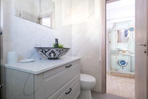 Kúpeľňa v ubytovaní Beach luxe in Glyfada, Athens riviera by GHH