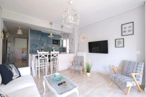 Televízia a/alebo spoločenská miestnosť v ubytovaní Beach luxe in Glyfada, Athens riviera by GHH + 18 fotografií