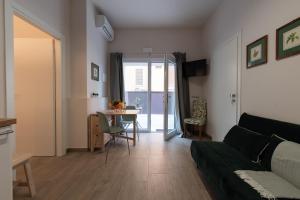 sala de estar con sofá y mesa en Tenuta Tre Gemme a mare - Suite Salvia, en Pescara