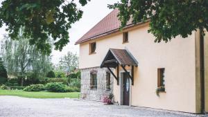 a white house with a black door at Przystanek Czarne in Jelenia Góra