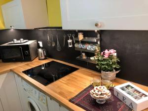 - une cuisine avec un comptoir, une cuisinière et un four micro-ondes dans l'établissement Casetta dello Zucchero CITRA 010025-LT-1250, à Gênes