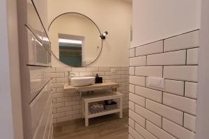 y baño con lavabo y espejo. en Tenuta Tre Gemme a mare - Suite Salvia, en Pescara