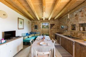 cocina y comedor con mesa y sillas en Villa Elaion by BarbarHouse, en Marina di Pescoluse