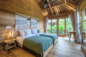 - une chambre avec un lit dans une pièce dotée de murs en bois dans l'établissement Kaju Apartment by Hombali, à Canggu