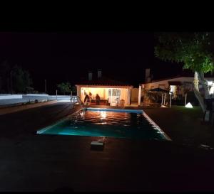 una vista notturna sulla piscina in un cortile di Quinta Lameira do Vale a Fundão