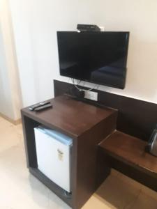 TV a/nebo společenská místnost v ubytování Hotel Crimson Palace