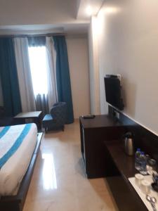 Postel nebo postele na pokoji v ubytování Hotel Crimson Palace