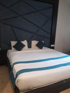 Postel nebo postele na pokoji v ubytování Hotel Crimson Palace