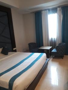 Postel nebo postele na pokoji v ubytování Hotel Crimson Palace