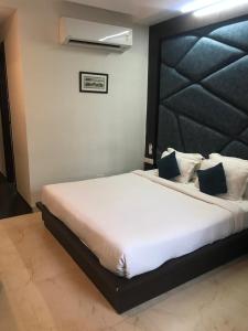 Postel nebo postele na pokoji v ubytování Hotel Crimson Palace