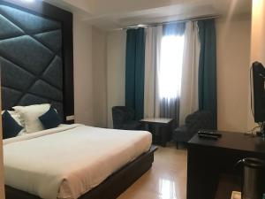 Postel nebo postele na pokoji v ubytování Hotel Crimson Palace