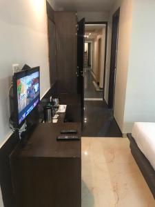 TV a/nebo společenská místnost v ubytování Hotel Crimson Palace