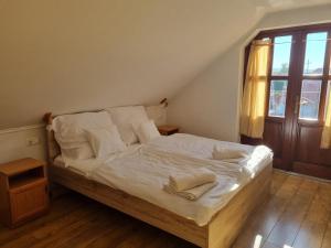 Kemencés Fogadó 2834 Tardos, 14 Templom tér kép - 2
