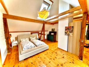 1 dormitorio con 1 cama en una habitación con suelo de madera en Historisches Retro Loft 120m2 + Garten & Seenähe, en Schwielowsee