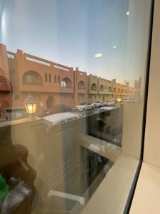 una finestra di vetro con vista su un edificio di Economic rooms for rent in Dubai a Dubai