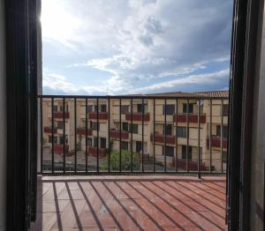 a view of a building from a window at Bonito apartamento equipado, cerca de la playa in Empuriabrava