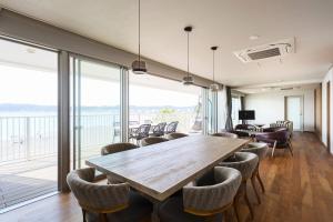 una sala de conferencias con mesa de madera y sillas en THE HARBOR TERRACE, en Kotsubo