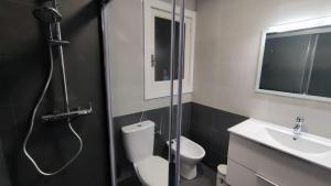 uma casa de banho com um chuveiro, um WC e um lavatório. em SUITEDREAMS-Avet 21 em Andorra-a-Velha