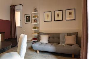 salon z kanapą i stołem w obiekcie Tenuta Tre Gemme a mare - Suite Purple w mieście Pescara