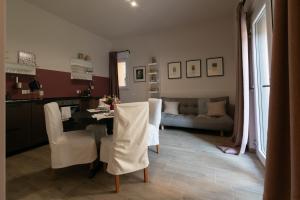 kuchnia i salon ze stołem i krzesłami w obiekcie Tenuta Tre Gemme a mare - Suite Purple w mieście Pescara