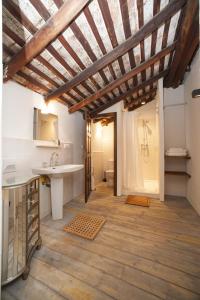 y baño con lavabo blanco y ducha. en Los Pozos de la Nieve, en Constantina