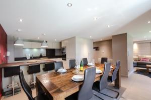 uma sala de jantar e cozinha com mesa e cadeiras de madeira em Appartement Chesery em Chamonix-Mont-Blanc