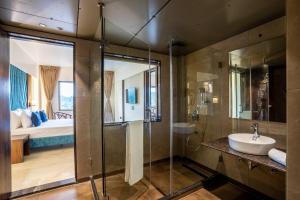 ห้องน้ำของ Mastiff Grand The Sia Palace Suites & Banquets, Khopoli, Near Imagica