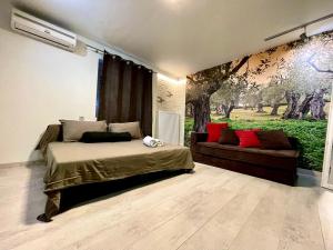 1 dormitorio con 1 cama y 1 sofá en Makri Sunrise Villa, en Alexandroupoli