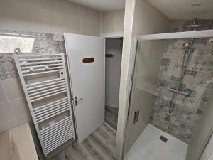 een badkamer met een douche en een inloopdouche bij Charmante maison de Ville , 4 personnes , LES HERBIERS in Les Herbiers