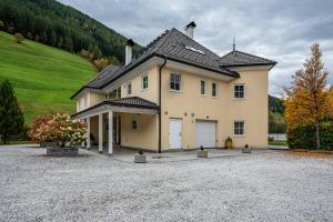 duży dom z podjazdem przed wzgórzem w obiekcie Alpen Living - 1 Stock Groß w mieście Cadipietra