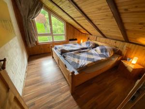 an overhead view of a bedroom in a cabin at EXTERTAL-FERIENPARK - Premium-Ferienhaus Sonnenhügel #36 in Extertal