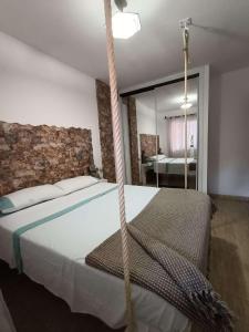 a bedroom with a swinging bed with a mirror at Pax et Bonum in Parque Holandes